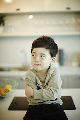 포토 JPG 남자 어린이 실내 한명 웃음 앉기 소년 상반신 앞모습 아웃포커스 신체부위 팔짱 주방 한국인 반창고 코 삐침 소년한명만 국내포토 1 감정 뷰포인트 모션 촬영기법 표정 사람 동양인 내부 의료용품 남자한명만 소년만 파일형식