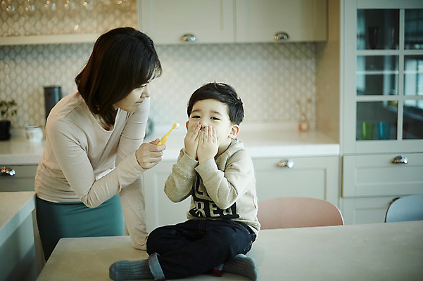 포토 JPG 전신 여자 남자 아들 어린이 엄마 실내 서기 앉기 소년 상반신 성인 두명 앞모습 30대 주방 한국인 양치 칫솔 거절 입가림 아들바보 국내포토 모자관계 뷰포인트 컨셉 가족 모션 사람 동양인 내부 장년 위생용품 청결 가림 파일형식