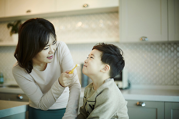 포토 JPG 여자 남자 아들 어린이 엄마 실내 서기 앉기 소년 상반신 성인 두명 앞모습 옆모습 30대 주방 한국인 양치 칫솔 거절 아들바보 국내포토 모자관계 뷰포인트 컨셉 가족 모션 사람 동양인 내부 장년 위생용품 청결 파일형식