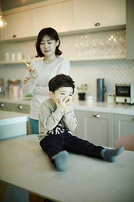 포토 JPG 전신 여자 남자 아들 어린이 엄마 실내 서기 앉기 소년 상반신 성인 두명 앞모습 30대 주방 한국인 양치 칫솔 거절 입가림 아들바보 국내포토 모자관계 뷰포인트 컨셉 가족 모션 사람 동양인 내부 장년 위생용품 청결 가림 파일형식