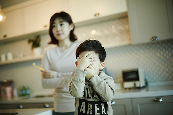 포토 JPG 여자 남자 아들 어린이 엄마 실내 서기 앉기 소년 상반신 성인 두명 앞모습 아웃포커스 30대 팔짱 주방 한국인 양치 칫솔 거절 얼굴가리기 아들바보 국내포토 모자관계 뷰포인트 컨셉 가족 모션 촬영기법 사람 동양인 내부 장년 위생용품 청결 가림 파일형식