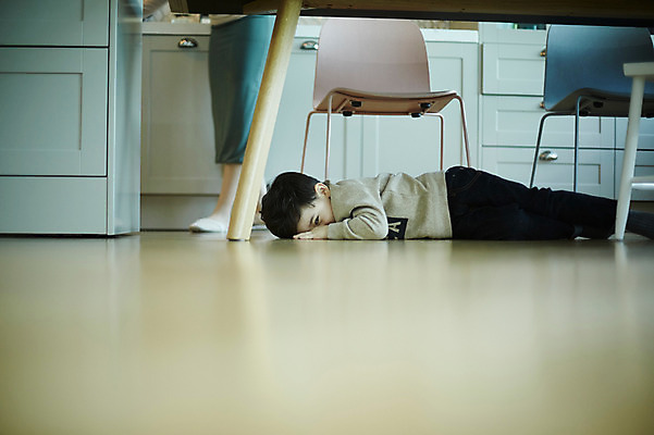 포토 JPG 전신 여자 남자 아들 어린이 식탁 엄마 실내 소년 성인 두명 옆모습 30대 눕기 주방 한국인 하반신 숨기 국내포토 모자관계 뷰포인트 가족 모션 탁자 사람 동양인 내부 장년 파일형식