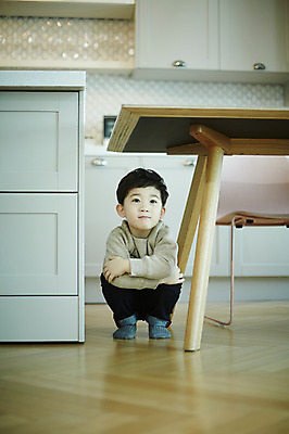 포토 JPG 전신 남자 어린이 의자 식탁 실내 한명 웃음 앉기 소년 앞모습 주방 한국인 숨기 소년한명만 국내포토 1 뷰포인트 가구 모션 탁자 표정 사람 동양인 내부 남자한명만 소년만 파일형식