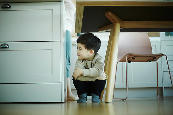 포토 JPG 전신 여자 남자 아들 어린이 식탁 엄마 실내 서기 웃음 앉기 소년 성인 두명 앞모습 30대 주방 한국인 하반신 숨기 국내포토 모자관계 뷰포인트 가족 모션 탁자 표정 사람 동양인 내부 장년 파일형식