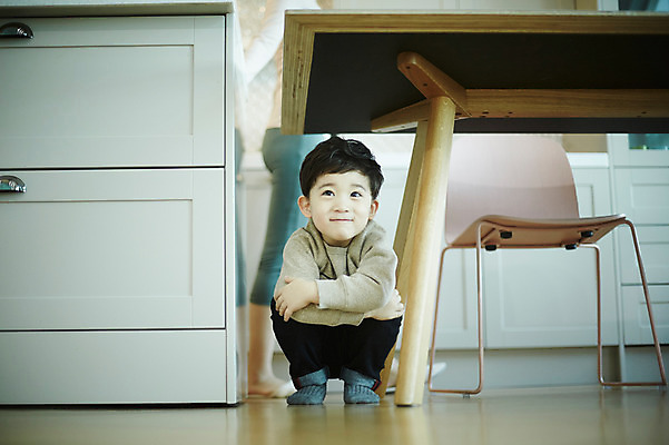 포토 JPG 전신 여자 남자 아들 어린이 식탁 엄마 실내 웃음 앉기 소년 성인 두명 앞모습 30대 주방 한국인 하반신 숨기 국내포토 모자관계 뷰포인트 가족 모션 탁자 표정 사람 동양인 내부 장년 파일형식