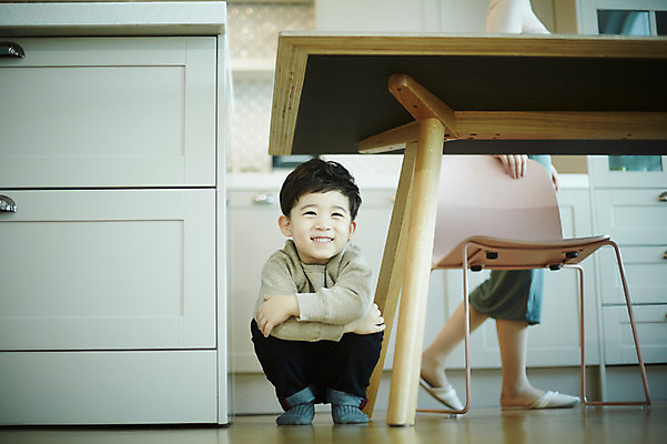 포토 JPG 전신 여자 남자 아들 어린이 식탁 엄마 실내 웃음 앉기 소년 성인 두명 앞모습 옆모습 30대 주방 한국인 하반신 숨기 국내포토 모자관계 뷰포인트 가족 모션 탁자 표정 사람 동양인 내부 장년 파일형식