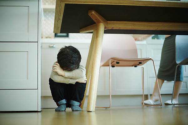 포토 JPG 전신 여자 남자 아들 어린이 식탁 엄마 실내 소년 성인 두명 앞모습 옆모습 30대 주방 한국인 하반신 숨기 국내포토 모자관계 뷰포인트 가족 모션 탁자 사람 동양인 내부 장년 파일형식