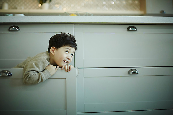 포토 JPG 남자 어린이 장난 실내 한명 웃음 소년 상반신 옆모습 주방 한국인 서랍장 숨기 소년한명만 국내포토 1 뷰포인트 가구 모션 표정 사람 동양인 내부 남자한명만 소년만 파일형식