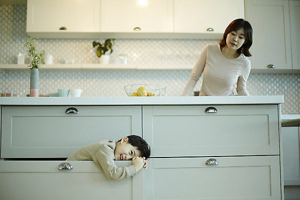 포토 JPG 여자 남자 아들 어린이 장난 엄마 실내 웃음 소년 상반신 성인 두명 앞모습 옆모습 30대 주방 한국인 서랍장 숨기 국내포토 모자관계 뷰포인트 가구 가족 모션 표정 사람 동양인 내부 장년 파일형식