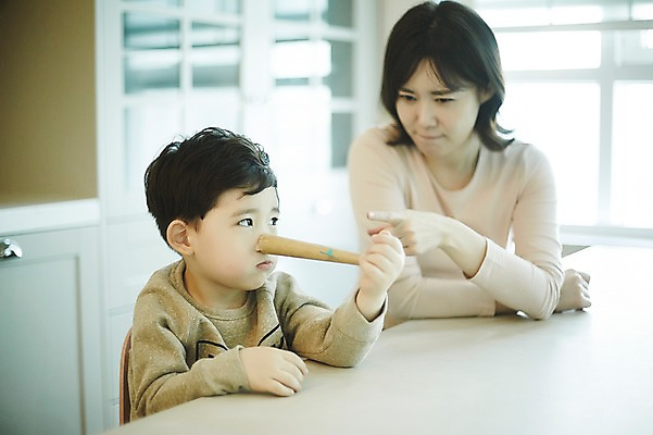 포토 JPG 여자 남자 아들 어린이 엄마 실내 앉기 소년 상반신 성인 두명 앞모습 신체부위 30대 주방 한국인 꾸지람 코 거짓말 피노키오 국내포토 모자관계 뷰포인트 가족 모션 동화 사람 동양인 내부 장년 체벌 파일형식