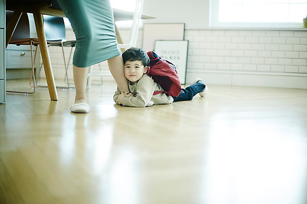 포토 JPG 전신 여자 남자 아들 어린이 가방 장난 식탁 엄마 실내 매달리기 웃음 소년 성인 두명 앞모습 30대 주방 한국인 하반신 다리 잡기 국내포토 모자관계 잡화 뷰포인트 가족 모션 탁자 표정 사람 동양인 내부 신체부위 장년 파일형식