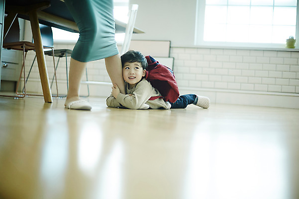 포토 JPG 전신 여자 남자 아들 어린이 가방 장난 식탁 엄마 실내 매달리기 웃음 소년 성인 두명 앞모습 30대 주방 한국인 하반신 다리 잡기 국내포토 모자관계 잡화 뷰포인트 가족 모션 탁자 표정 사람 동양인 내부 신체부위 장년 파일형식
