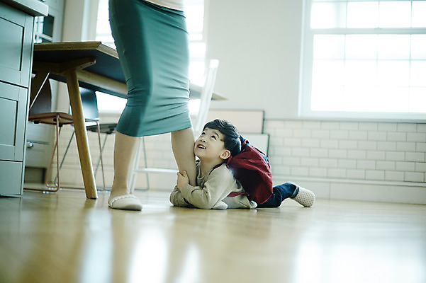 포토 JPG 전신 여자 남자 아들 어린이 가방 장난 식탁 엄마 실내 매달리기 웃음 소년 성인 두명 앞모습 30대 주방 한국인 하반신 다리 잡기 국내포토 모자관계 잡화 뷰포인트 가족 모션 탁자 표정 사람 동양인 내부 신체부위 장년 파일형식