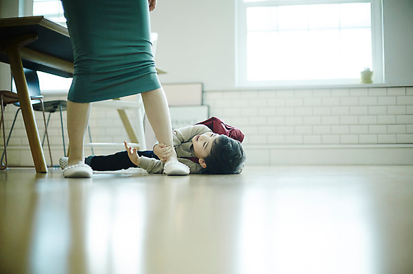 포토 JPG 전신 여자 남자 아들 어린이 장난 식탁 엄마 실내 웃음 소년 성인 두명 앞모습 30대 눕기 주방 한국인 하반신 다리 잡기 국내포토 모자관계 뷰포인트 가족 모션 탁자 표정 사람 동양인 내부 신체부위 장년 파일형식