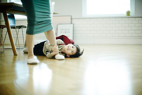 포토 JPG 전신 여자 남자 아들 어린이 가방 장난 식탁 엄마 실내 매달리기 웃음 소년 성인 두명 앞모습 30대 눕기 주방 한국인 하반신 다리 잡기 국내포토 모자관계 잡화 뷰포인트 가족 모션 탁자 표정 사람 동양인 내부 신체부위 장년 파일형식