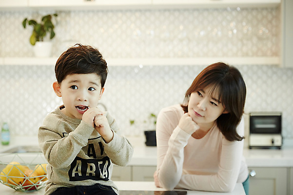 포토 JPG 여자 남자 아들 어린이 식탁 엄마 실내 사탕 앉기 소년 상반신 성인 두명 앞모습 30대 주방 한국인 먹기 걸림 아들바보 국내포토 모자관계 뷰포인트 가족 모션 탁자 디저트 사람 동양인 내부 장년 파일형식