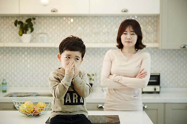 포토 JPG 여자 남자 아들 어린이 엄마 실내 사탕 서기 앉기 소년 상반신 성인 두명 앞모습 30대 주방 한국인 입가림 걸림 아들바보 국내포토 모자관계 뷰포인트 가족 모션 디저트 사람 동양인 내부 장년 가림 파일형식