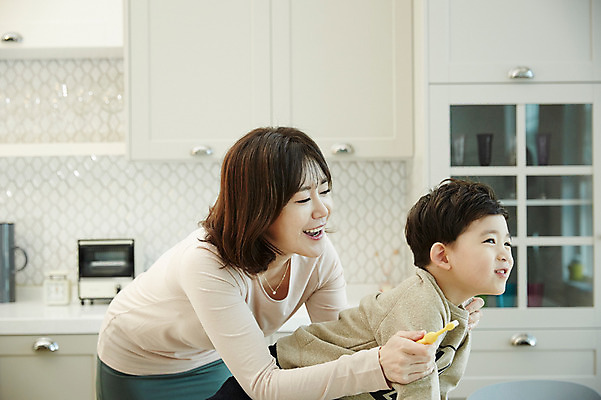 포토 JPG 여자 남자 아들 어린이 엄마 실내 웃음 소년 상반신 성인 두명 옆모습 30대 주방 한국인 양치 칫솔 거절 아들바보 국내포토 모자관계 뷰포인트 컨셉 가족 표정 사람 동양인 내부 장년 위생용품 청결 파일형식