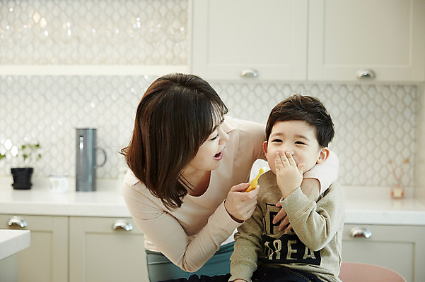 포토 JPG 여자 남자 아들 어린이 엄마 실내 서기 웃음 앉기 소년 상반신 성인 두명 앞모습 30대 주방 한국인 양치 칫솔 거절 입가림 아들바보 국내포토 모자관계 뷰포인트 컨셉 가족 모션 표정 사람 동양인 내부 장년 위생용품 청결 가림 파일형식