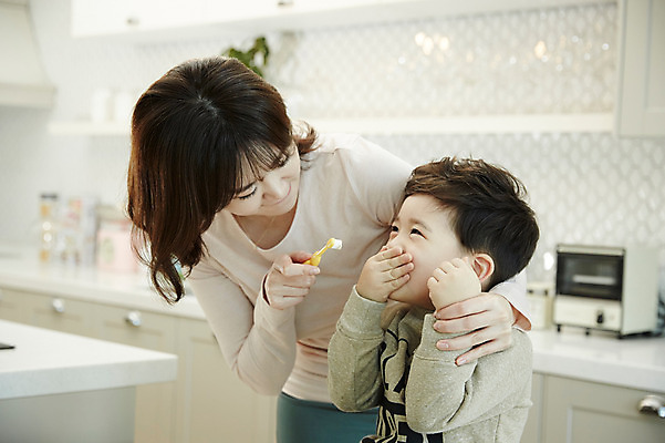 포토 JPG 여자 남자 아들 어린이 엄마 실내 서기 웃음 앉기 소년 상반신 성인 두명 앞모습 옆모습 30대 주방 한국인 양치 칫솔 거절 입막음 아들바보 국내포토 모자관계 뷰포인트 컨셉 가족 모션 표정 사람 동양인 내부 장년 위생용품 청결 파일형식