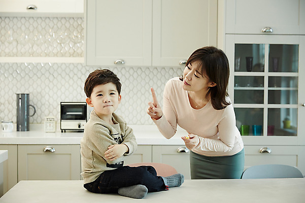 포토 JPG 전신 여자 남자 아들 어린이 엄마 실내 서기 앉기 소년 상반신 성인 두명 앞모습 옆모습 30대 주방 한국인 양치 칫솔 거절 아들바보 국내포토 모자관계 뷰포인트 컨셉 가족 모션 사람 동양인 내부 장년 위생용품 청결 파일형식