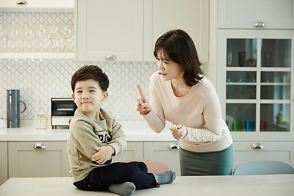 포토 JPG 전신 여자 남자 아들 어린이 엄마 실내 서기 앉기 소년 상반신 성인 두명 앞모습 옆모습 30대 주방 한국인 양치 칫솔 거절 아들바보 국내포토 모자관계 뷰포인트 컨셉 가족 모션 사람 동양인 내부 장년 위생용품 청결 파일형식