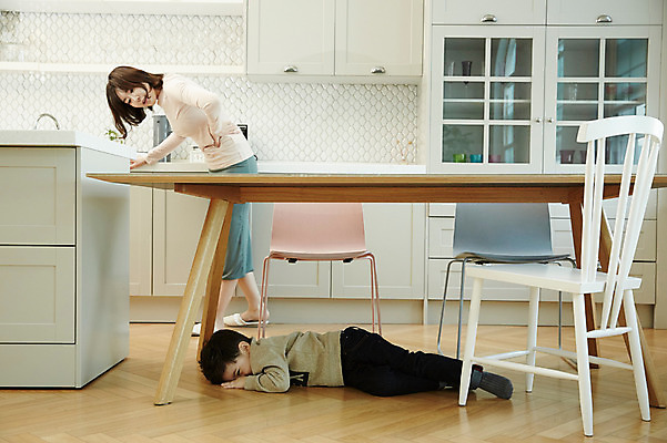 포토 JPG 전신 여자 남자 아들 어린이 장난 식탁 엄마 실내 웃음 소년 성인 두명 앞모습 옆모습 30대 눕기 주방 한국인 숨기 국내포토 모자관계 뷰포인트 가족 모션 탁자 표정 사람 동양인 내부 장년 파일형식