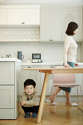 포토 JPG 전신 여자 남자 아들 어린이 장난 엄마 실내 서기 웃음 앉기 소년 성인 두명 앞모습 옆모습 30대 주방 한국인 숨기 국내포토 모자관계 뷰포인트 가족 모션 표정 사람 동양인 내부 장년 파일형식