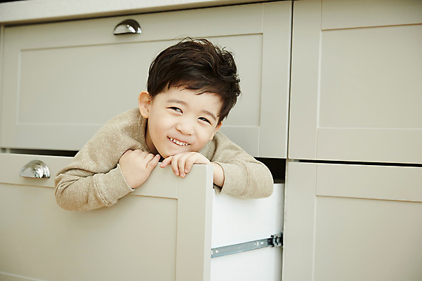 포토 JPG 남자 어린이 장난 실내 한명 웃음 소년 상반신 앞모습 주방 한국인 서랍장 숨기 소년한명만 국내포토 1 뷰포인트 가구 모션 표정 사람 동양인 내부 남자한명만 소년만 파일형식