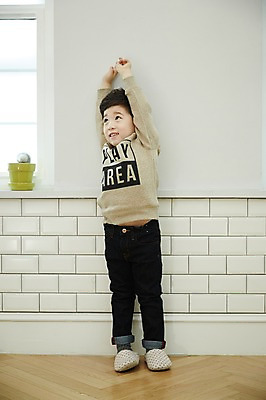 포토 JPG 전신 남자 어린이 벽 실내 한명 서기 웃음 소년 앞모습 손들기 기댐 한국인 벌서기 소년한명만 국내포토 1 뷰포인트 모션 표정 사람 동양인 내부 체벌 남자한명만 소년만 파일형식