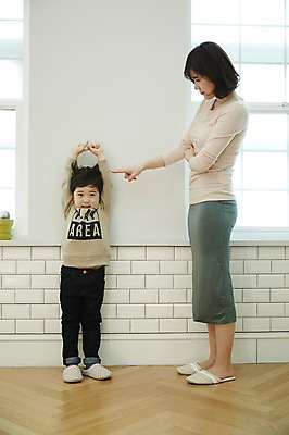 포토 JPG 전신 여자 남자 아들 어린이 벽 엄마 실내 서기 소년 성인 두명 앞모습 옆모습 30대 손들기 한국인 꾸지람 국내포토 모자관계 뷰포인트 가족 모션 사람 동양인 내부 장년 체벌 파일형식