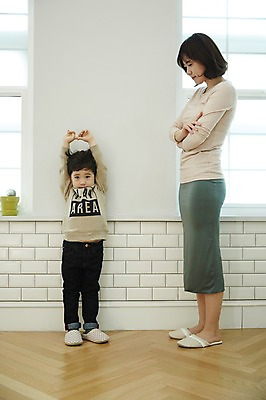 포토 JPG 전신 여자 남자 아들 어린이 벽 엄마 실내 서기 소년 성인 두명 앞모습 옆모습 30대 손들기 한국인 꾸지람 국내포토 모자관계 뷰포인트 가족 모션 사람 동양인 내부 장년 체벌 파일형식