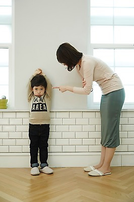 포토 JPG 전신 여자 남자 아들 어린이 벽 엄마 실내 서기 소년 성인 두명 앞모습 옆모습 30대 손들기 한국인 꾸지람 국내포토 모자관계 뷰포인트 가족 모션 사람 동양인 내부 장년 체벌 파일형식