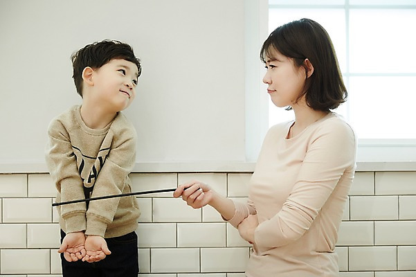 포토 JPG 여자 남자 아들 어린이 엄마 실내 서기 앉기 소년 상반신 성인 두명 앞모습 옆모습 30대 한국인 꾸지람 회초리 국내포토 모자관계 뷰포인트 가족 모션 사람 동양인 내부 장년 체벌 매_체벌 파일형식