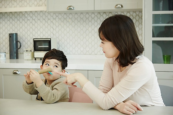 포토 JPG 여자 남자 아들 어린이 식탁 엄마 실내 앉기 소년 상반신 성인 두명 앞모습 옆모습 30대 주방 한국인 꾸지람 피노키오 국내포토 모자관계 뷰포인트 가족 모션 탁자 동화 사람 동양인 내부 장년 체벌 파일형식