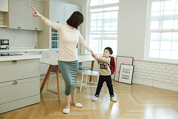 포토 JPG 전신 여자 남자 아들 어린이 가방 식탁 엄마 실내 매달리기 서기 들기 소년 성인 두명 앞모습 30대 한국인 가리킴 잡기 국내포토 모자관계 잡화 뷰포인트 가족 모션 탁자 사람 동양인 손짓 내부 장년 파일형식