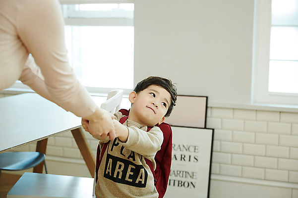 포토 JPG 여자 남자 아들 어린이 가방 엄마 실내 매달리기 서기 소년 상반신 성인 두명 앞모습 30대 한국인 잡기 책상 팔 국내포토 모자관계 잡화 뷰포인트 가구 가족 모션 사람 동양인 내부 신체부위 장년 파일형식