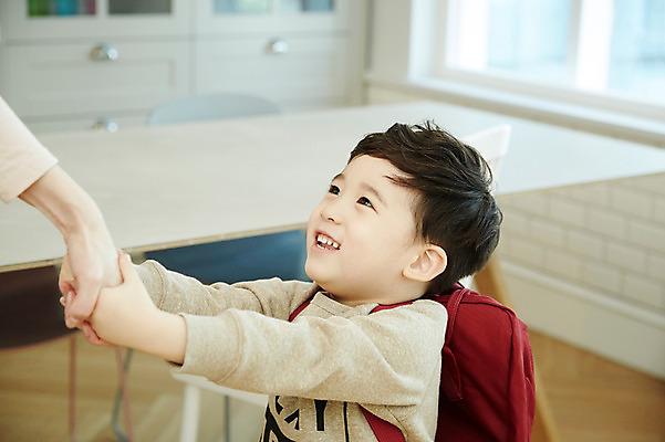 포토 JPG 여자 남자 아들 어린이 가방 엄마 실내 매달리기 웃음 소년 상반신 성인 두명 옆모습 신체부위 30대 한국인 잡기 책상 국내포토 모자관계 잡화 뷰포인트 가구 가족 모션 표정 사람 동양인 내부 장년 파일형식