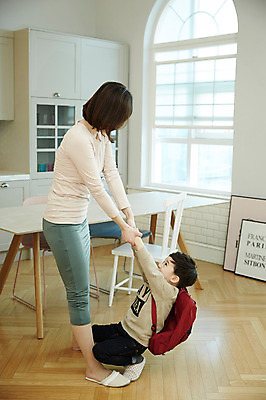 포토 JPG 전신 여자 남자 아들 어린이 가방 엄마 실내 매달리기 서기 웃음 앉기 소년 성인 두명 옆모습 30대 한국인 책상 국내포토 모자관계 잡화 뷰포인트 가구 가족 모션 표정 사람 동양인 내부 장년 파일형식