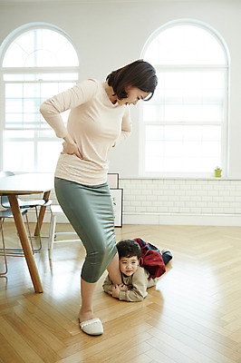 포토 JPG 전신 여자 남자 아들 어린이 엎드리기 엄마 실내 매달리기 서기 소년 성인 두명 앞모습 옆모습 30대 한국인 다리 잡기 국내포토 모자관계 뷰포인트 가족 모션 사람 동양인 내부 신체부위 장년 파일형식