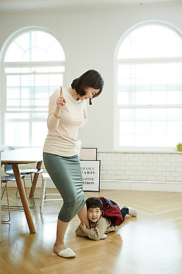 포토 JPG 전신 여자 남자 아들 어린이 엎드리기 가방 엄마 실내 매달리기 서기 웃음 손짓 소년 성인 두명 앞모습 30대 한국인 다리 잡기 국내포토 모자관계 잡화 뷰포인트 가족 모션 표정 사람 동양인 내부 신체부위 장년 파일형식