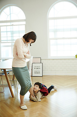 포토 JPG 전신 여자 남자 아들 어린이 엎드리기 엄마 실내 매달리기 서기 웃음 소년 성인 두명 앞모습 옆모습 30대 한국인 다리 잡기 국내포토 모자관계 뷰포인트 가족 모션 표정 사람 동양인 내부 신체부위 장년 파일형식