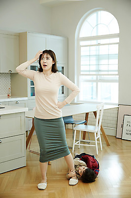 포토 JPG 전신 여자 남자 아들 어린이 엄마 실내 매달리기 서기 소년 성인 두명 앞모습 옆모습 30대 눕기 한국인 다리 잡기 국내포토 모자관계 뷰포인트 가족 모션 사람 동양인 내부 신체부위 장년 파일형식