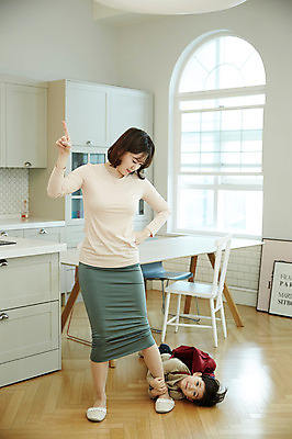 포토 JPG 전신 여자 남자 아들 어린이 엄마 실내 매달리기 서기 손짓 소년 성인 두명 앞모습 옆모습 30대 눕기 한국인 다리 잡기 국내포토 모자관계 뷰포인트 가족 모션 사람 동양인 내부 신체부위 장년 파일형식