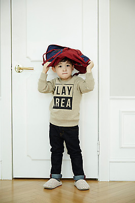 포토 JPG 전신 남자 어린이 가방 실내 한명 서기 들기 소년 앞모습 문 한국인 소년한명만 국내포토 1 잡화 뷰포인트 모션 사람 동양인 내부 남자한명만 소년만 파일형식