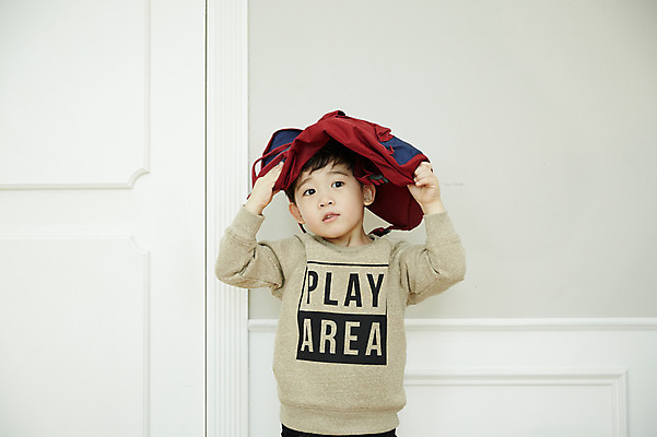 포토 JPG 남자 어린이 가방 실내 한명 서기 들기 소년 상반신 앞모습 한국인 소년한명만 국내포토 1 잡화 뷰포인트 모션 사람 동양인 내부 남자한명만 소년만 파일형식