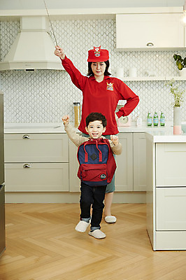 포토 JPG 전신 여자 남자 아들 어린이 모션 엄마 책가방 실내 서기 웃음 들기 소년 성인 두명 앞모습 30대 걷기 한국인 지휘봉 국내포토 모자관계 뷰포인트 가방 가족 표정 사람 동양인 내부 장년 파일형식