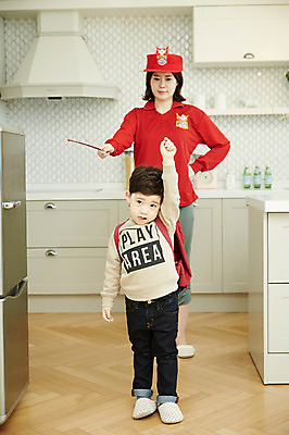 포토 JPG 전신 여자 남자 아들 어린이 가방 엄마 실내 서기 들기 소년 성인 두명 앞모습 30대 손들기 걷기 한국인 지휘봉 국내포토 모자관계 잡화 뷰포인트 가족 모션 사람 동양인 내부 장년 파일형식