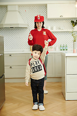 포토 JPG 전신 여자 남자 아들 어린이 가방 엄마 실내 서기 들기 소년 성인 두명 앞모습 30대 걷기 한국인 지휘봉 국내포토 모자관계 잡화 뷰포인트 가족 모션 사람 동양인 내부 장년 파일형식