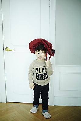 포토 JPG 전신 남자 어린이 가방 실내 한명 서기 웃음 들기 소년 앞모습 문 한국인 소년한명만 국내포토 1 잡화 뷰포인트 모션 표정 사람 동양인 내부 남자한명만 소년만 파일형식